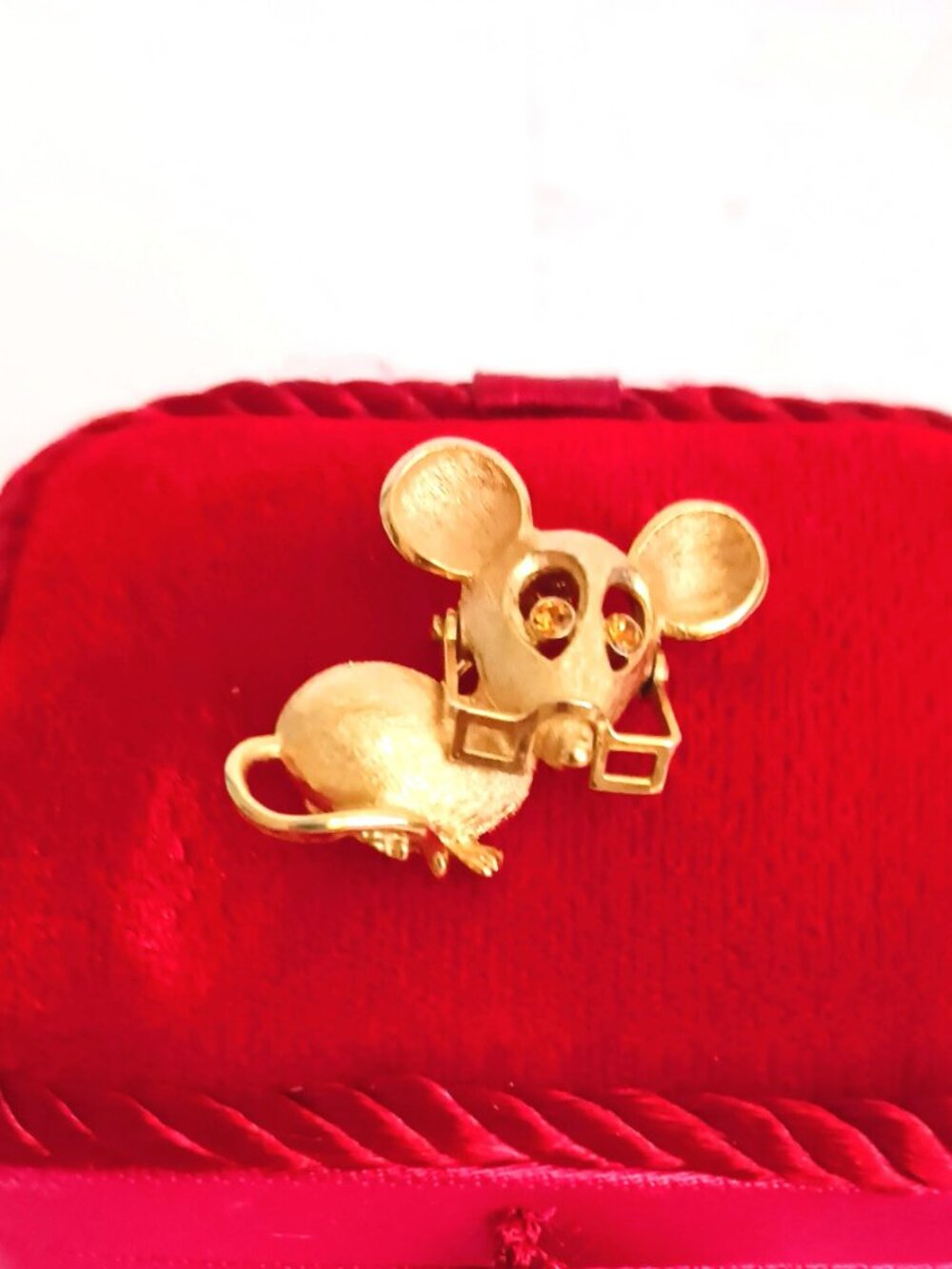 Vintage Avon Mouse w Moving Glasses Brooch Brushed Gold Tone Rhinestone Eyes
